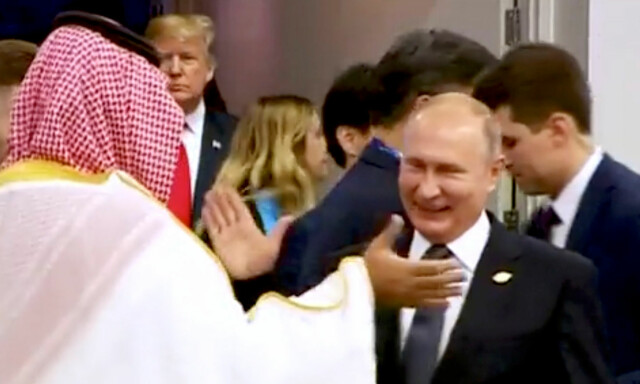 image: Hva skjer - krigsfiendene er blitt bestevenner og tar en high five